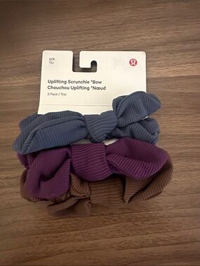Lululemon Uplifting Bow Scrunchie 3 Pack
Shale Blue/Java/Dramatic Magenta